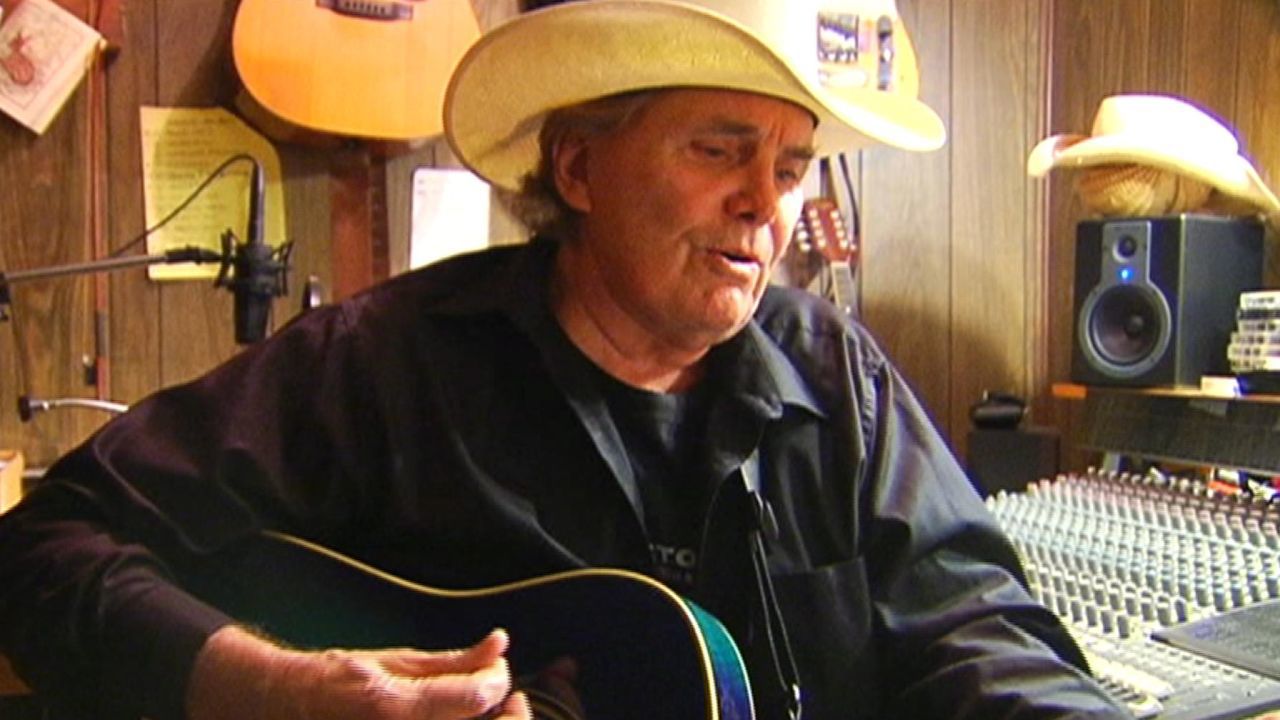 Pat Garrett takes stand against kneeling players with song